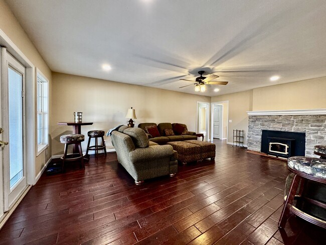 Foto del edificio - 302 Bluebird Ct