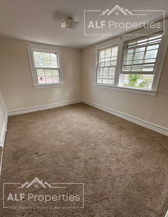Building Photo - 3BR/2BA | Two Stories | Large Living Room & Dining Room