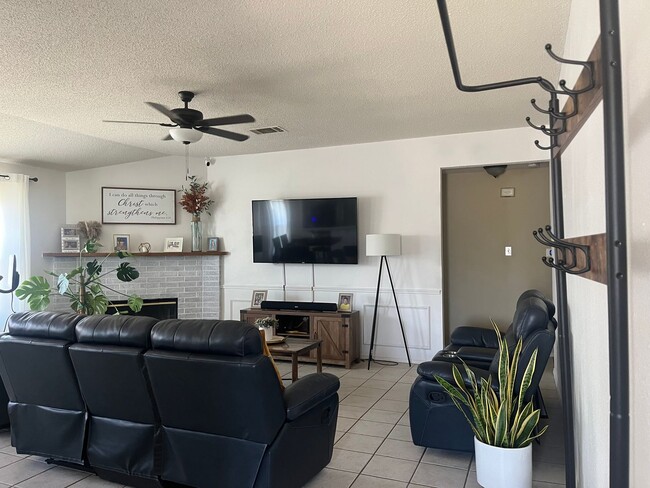 Building Photo - Perfect Home for Entertaining!