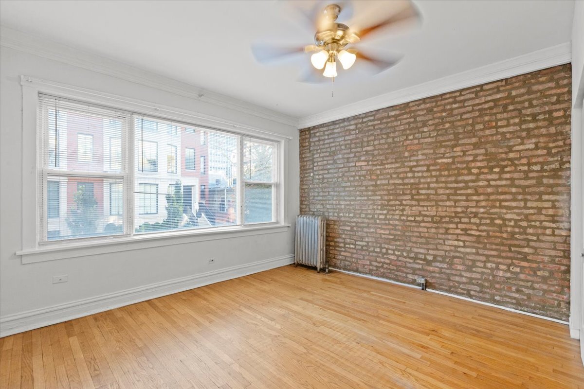 Foto principal - Updated two bedroom w. exposed brick and -...