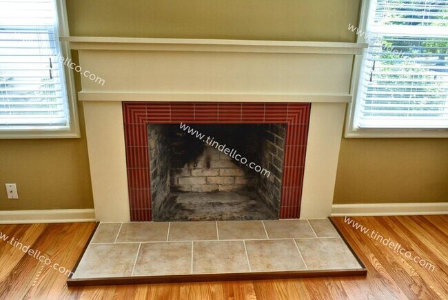 Building Photo - SPACIOUS 5 BED 3 BATH HOME- Just blocks to...