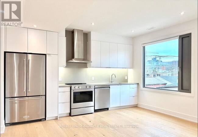 Building Photo - 155 Dovercourt Rd
