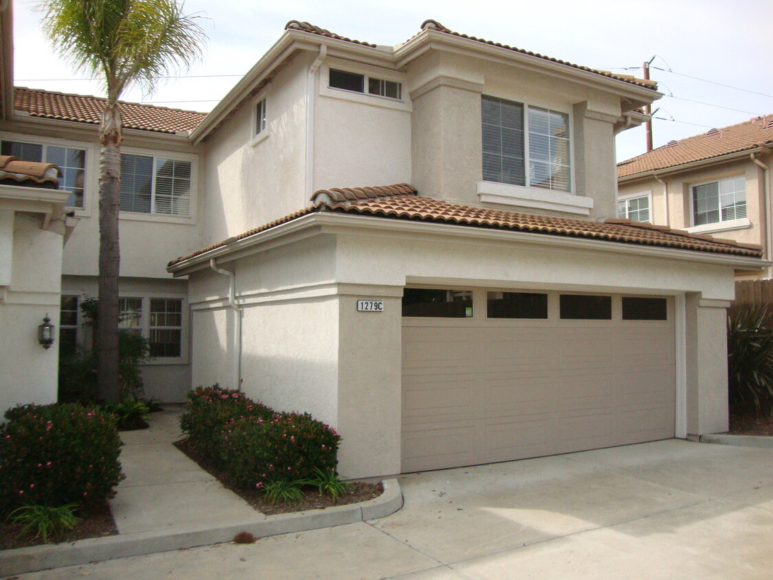 Foto principal - Great 3 Bdrm, 2.5 bath Gated Community