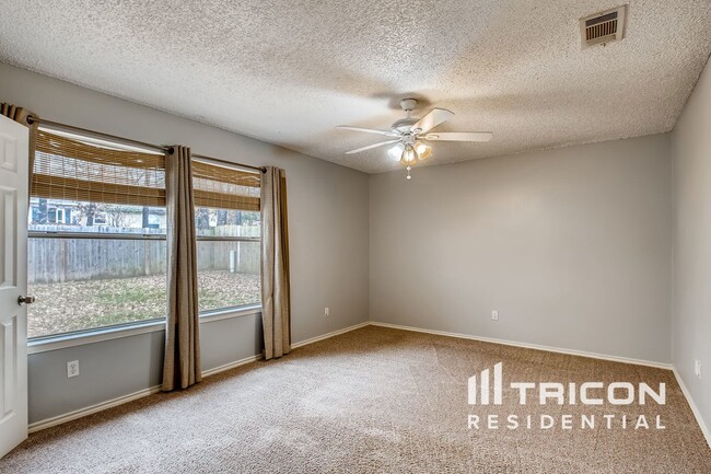 Foto del edificio - 5705 Teal Ridge Dr