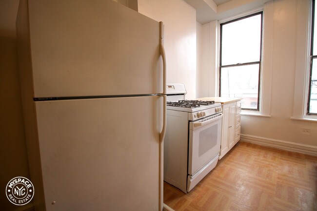Building Photo - 1235 Halsey St