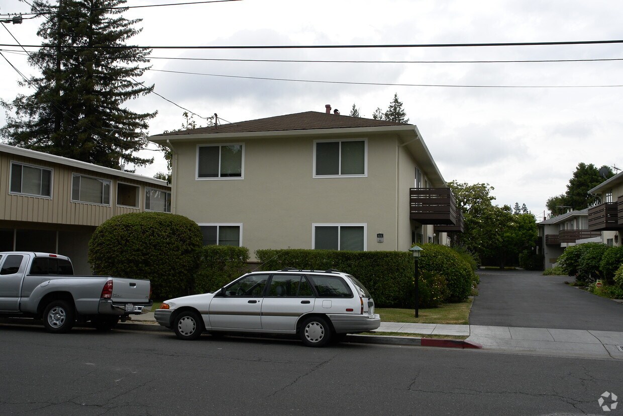 Building Photo - 675 Roble Ave