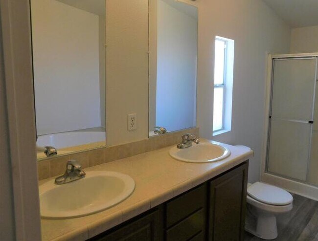 Baño principal - 6833 Rea Ave