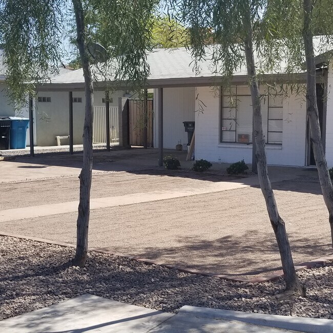 Vista de la calle, cochera para 2 autos - 171 W Highland Ave