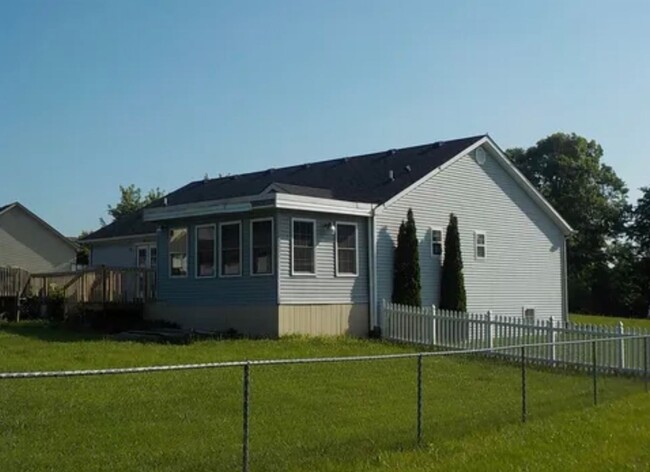 Building Photo - Spacious 5 Bedroom