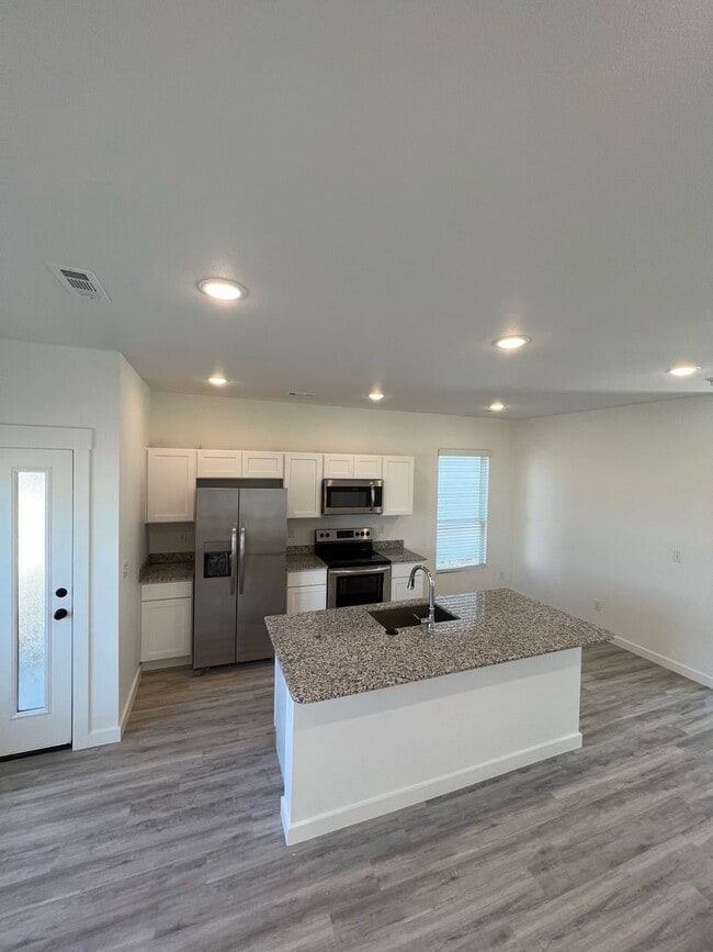 Building Photo - LEASING SPECIAL 1/2 OFF FIRST MONTHS RENT!...