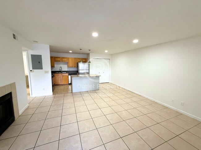 Building Photo - Beautiful 2 Beds, 2 Baths Apartment ***Ava...