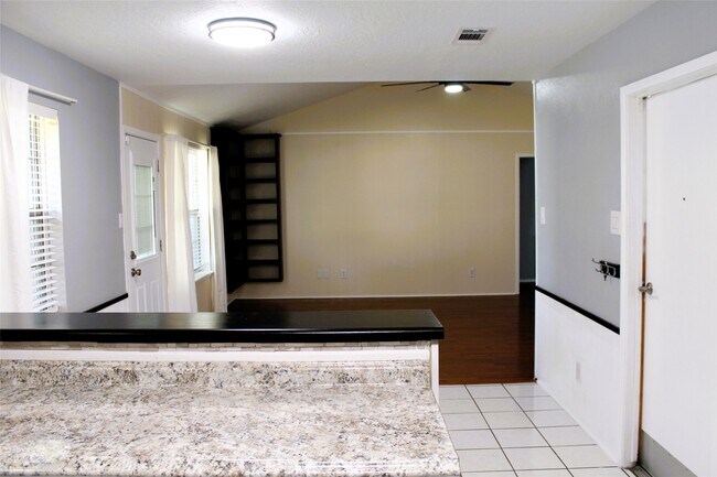 Foto del edificio - 1217 Brookhollow Dr