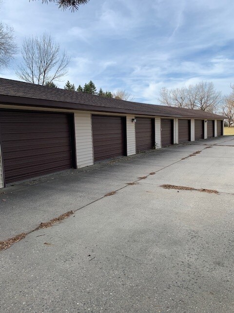 Garages - 400 Lincoln Ave NW
