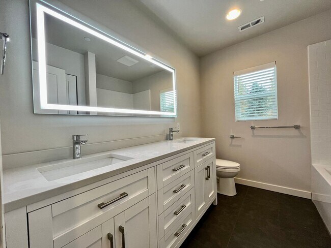 Building Photo - Silver Lake newer construction...!!
