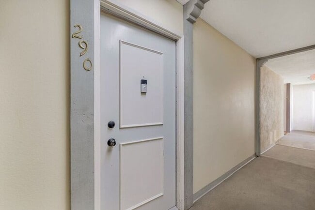 Foto del edificio - Conveniently Located in Valencia: One-Bedroom Rental Offering More Space, More Comfort, More Valu...