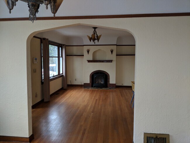 Dining room to living space - 2909 S Plum St