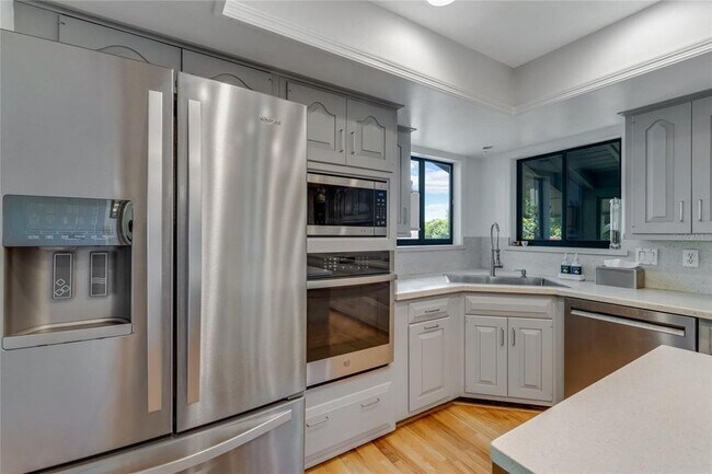 Foto del edificio - 315 Sweet Bay Ave