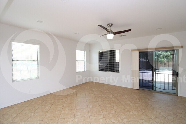 Foto del edificio - 730 N Robins Way