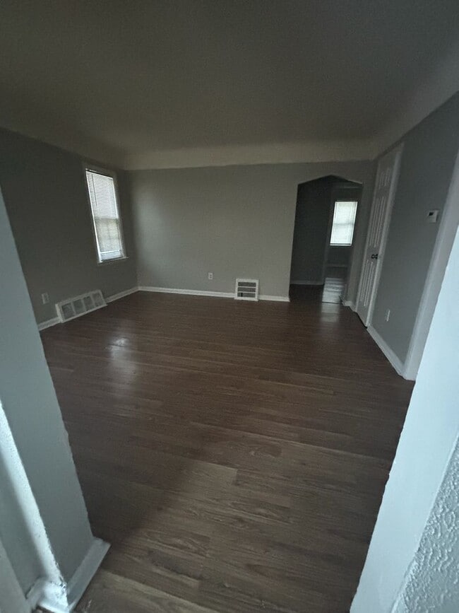 Building Photo - Nice size 2 bedroom