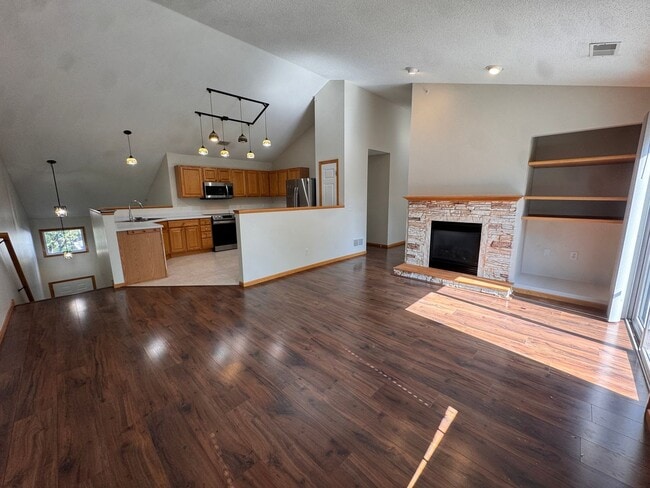 Building Photo - Luxurious 3 Bedroom, 2 Bathroom GORGEOUS townhome!