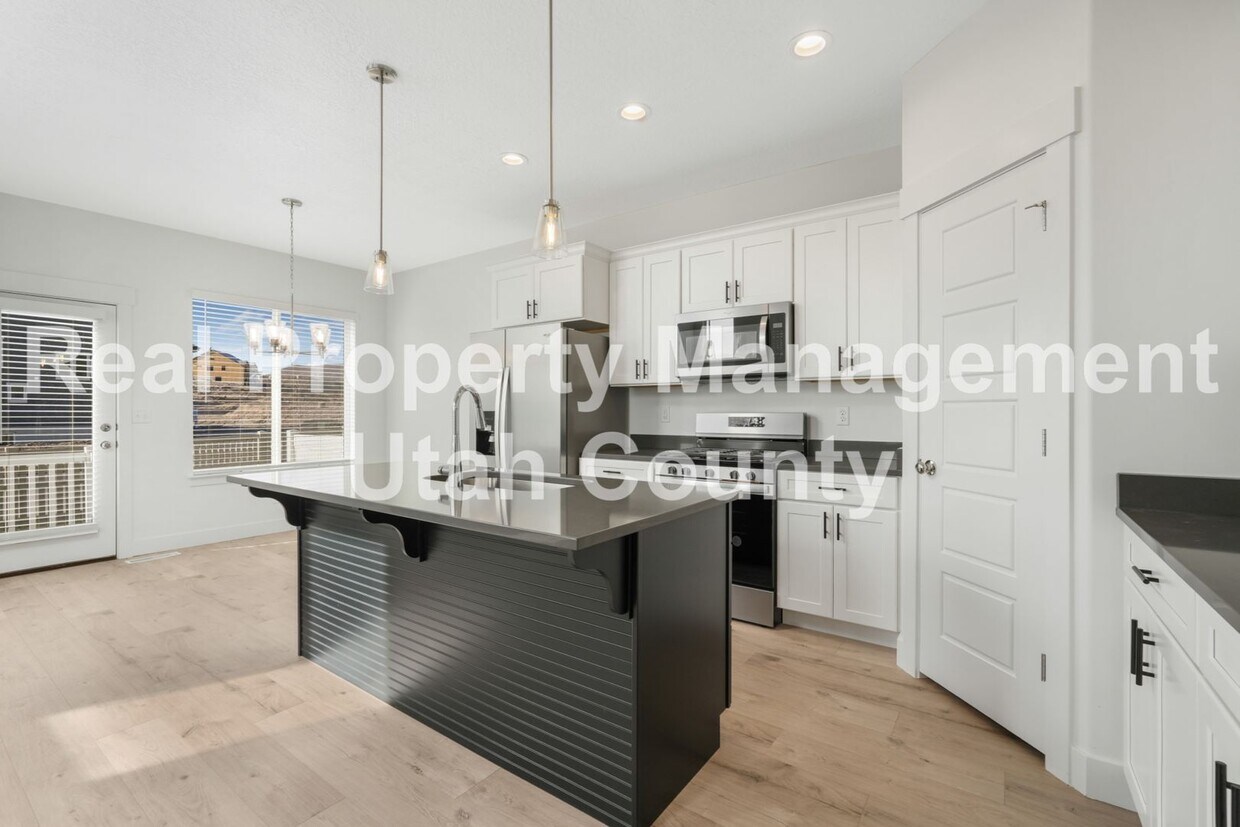 Primary Photo - Newer Townhome in Saratoga Springs