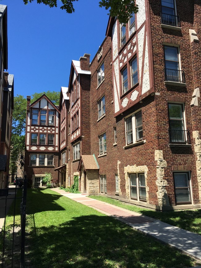 6442 N Troy St Unit 1W, Chicago, IL 60645 6442 N Troy St Chicago, IL