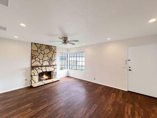 Foto del edificio - Charming 3B/2BA Home in Bay Terraces W/ W/D, A/C, Fireplace, Covered Patio, and Large Backyard!