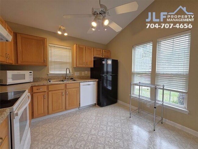 Foto del edificio - Beautiful 2 Bed/2 Bath Townhome in Charlot...