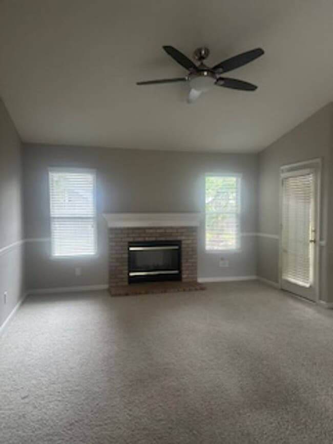 Building Photo - Nice 2 bedroom home + den or office that c...