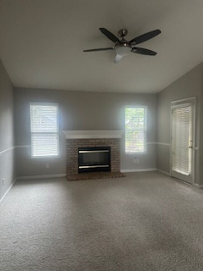 Foto del edificio - Nice 2 bedroom home + den or office that c...