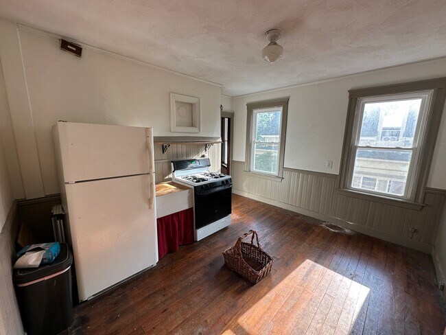 Eat-in kitchen w/gas stove - 43 Pitman St