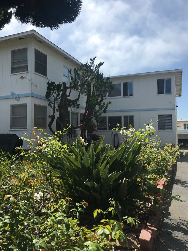 2-story apartment - 313 Calle Miramar
