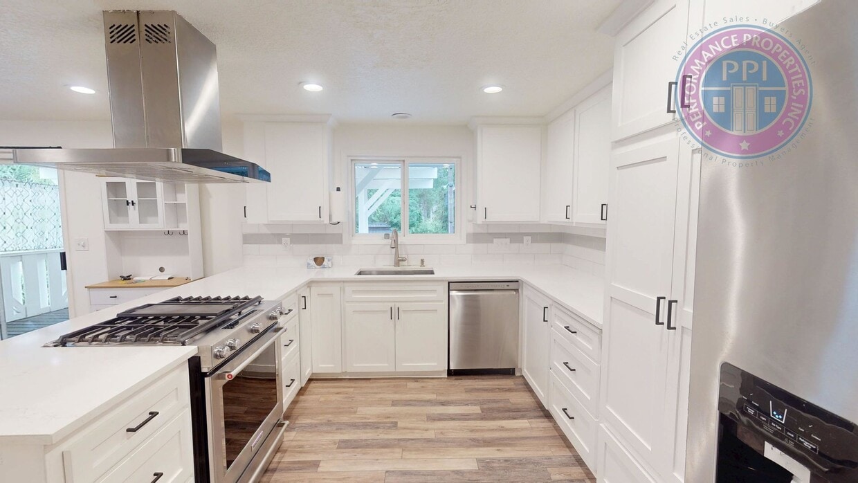 * DESIRABLE MILWAUKIE HOME! A GARDENER'S ... - * DESIRABLE MILWAUKIE HOME!  A GARDENER'S ...