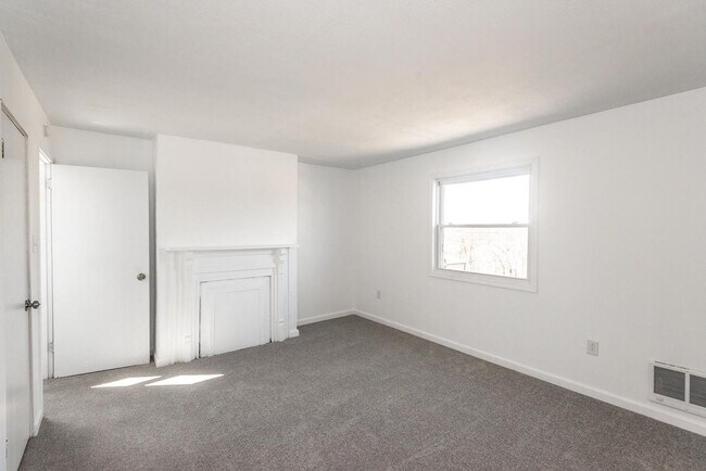 Building Photo - 453 Edith St