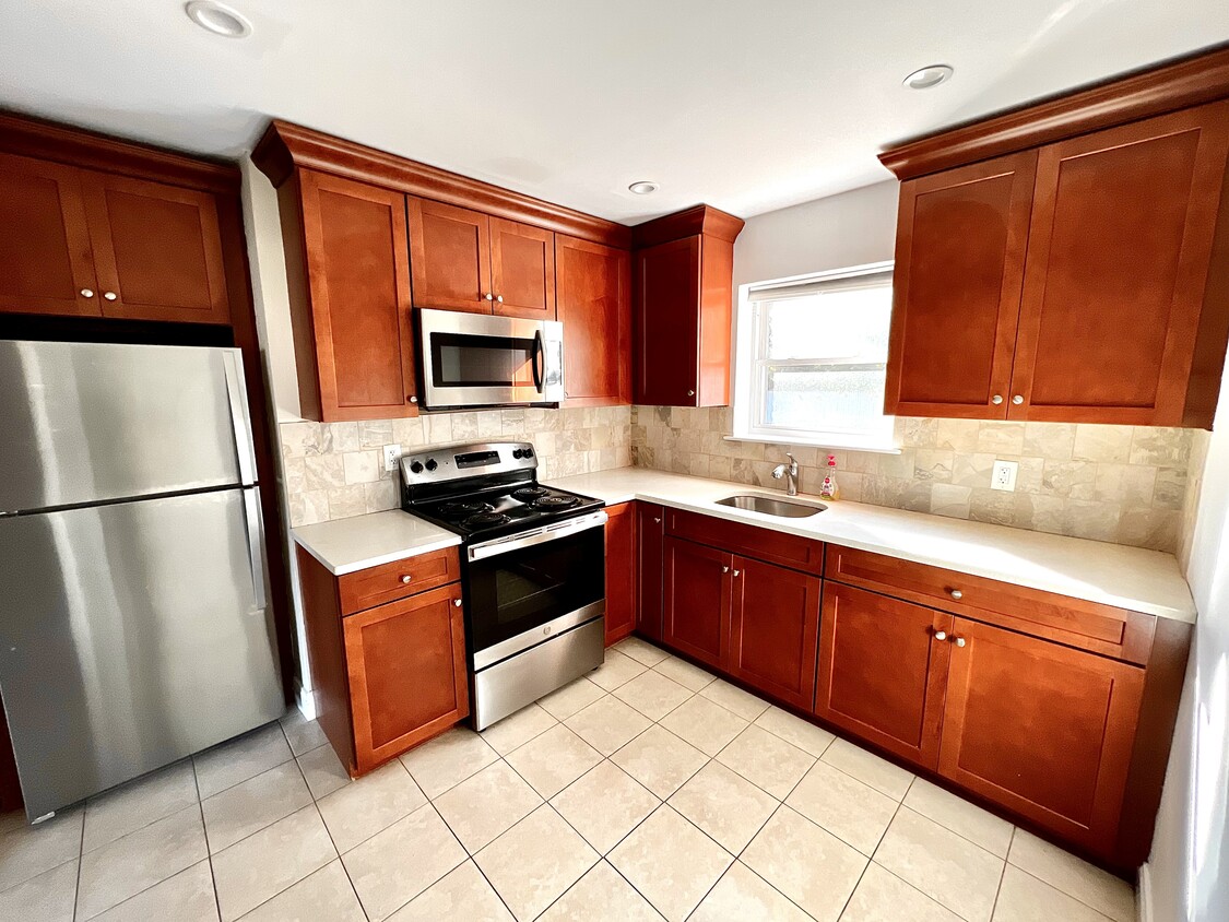 Kitchen - 121 Glenwood Rd