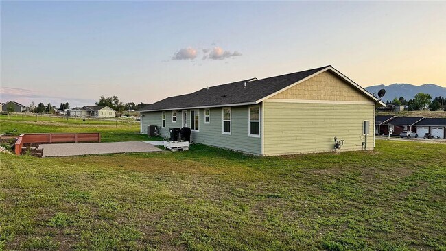 Foto del edificio - Beautiful 4 bed 2 bath on 1.37 acres in Co...