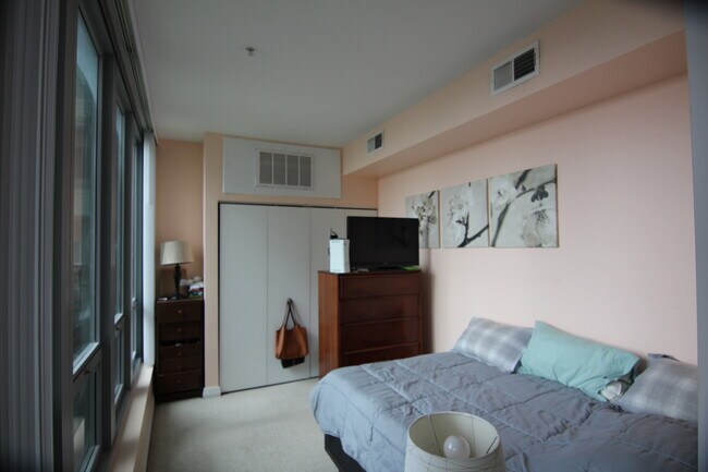 Foto del edificio - 565 W Quincy St