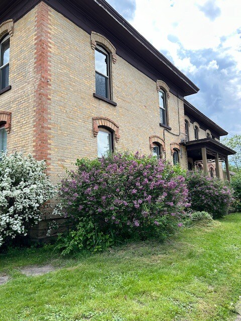 Foto del edificio - 1554 Strongs Ave