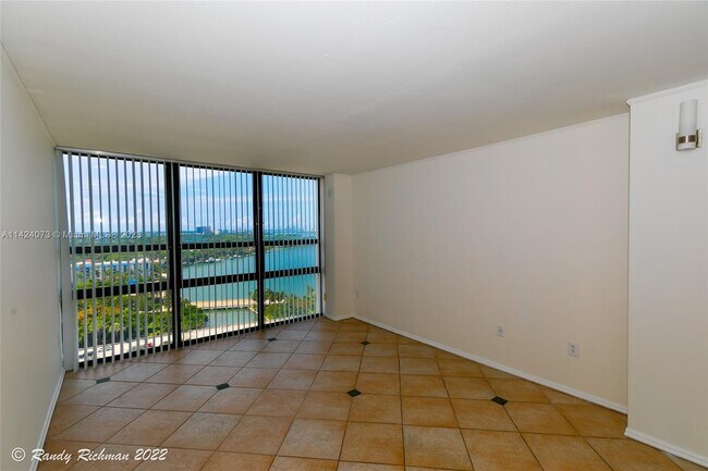 Foto del edificio - 600 NE 36th St