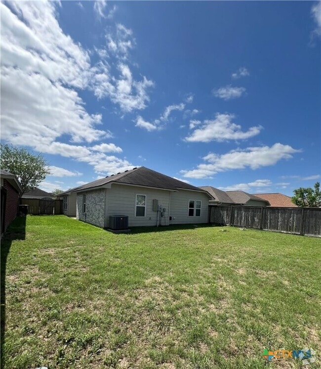 Building Photo - 208 Yosemite Dr