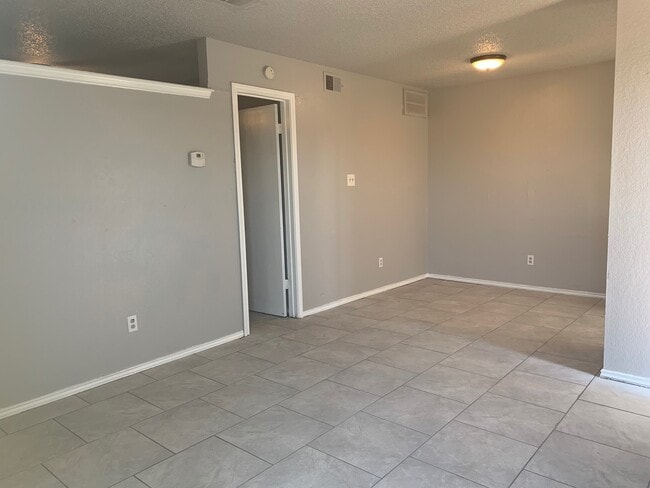 Building Photo - Great 1 bed 1 bath apartments!!
