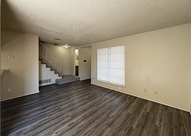 Foto del edificio - 1202 Covey Ln