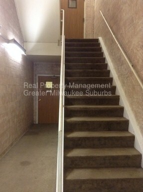 Foto del edificio - 2nd Floor Spacious Apartment w/ New Carpeting