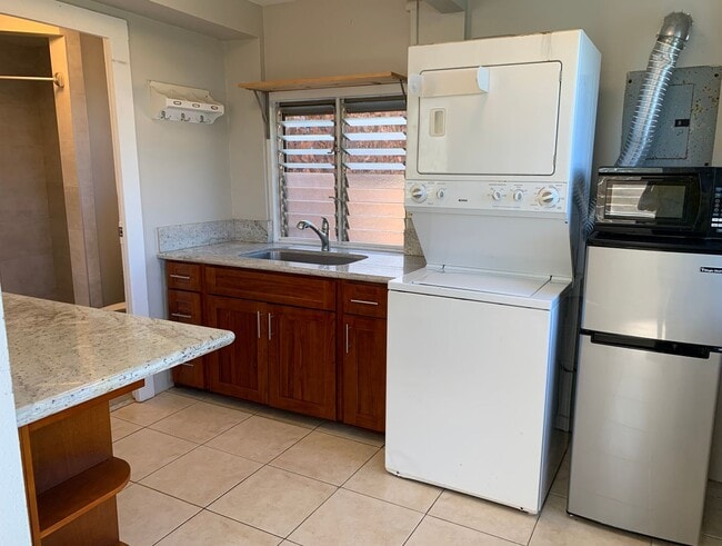 Building Photo - Kaimuki Studio!