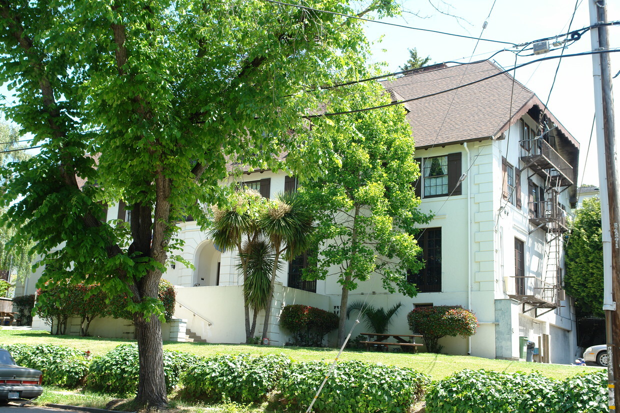 Primary Photo - 2425 Warring St