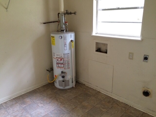 Building Photo - Large 3BR/2BA Home in Southern Hills Rent $1,100 / Deposit $700