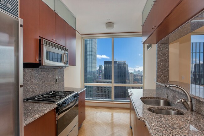 Foto del edificio - 230 W 56th St