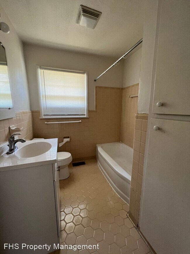 Building Photo - 3 br, 1 bath House - 1908 S Weller Ave