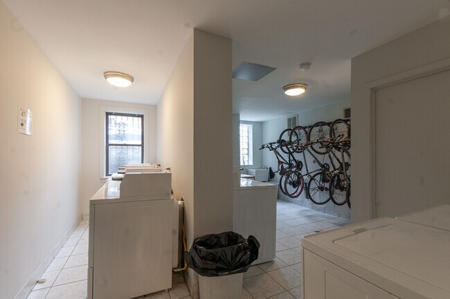 Foto del edificio - 931 W Leland Ave