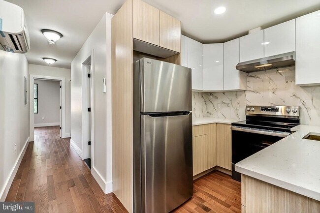 Building Photo - 182 E Huntingdon St